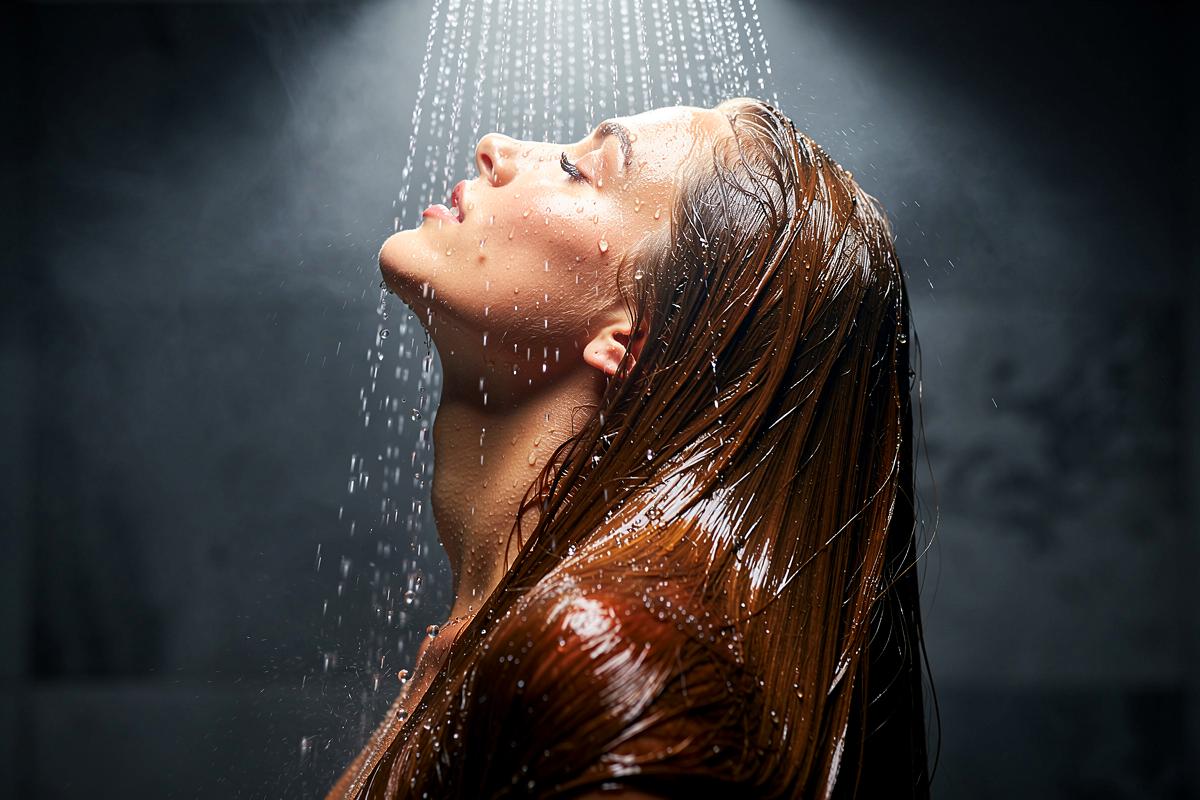 Coraz więcej kobiet myje włosy wodą gazowaną, styliści wyjaśniają dlaczego