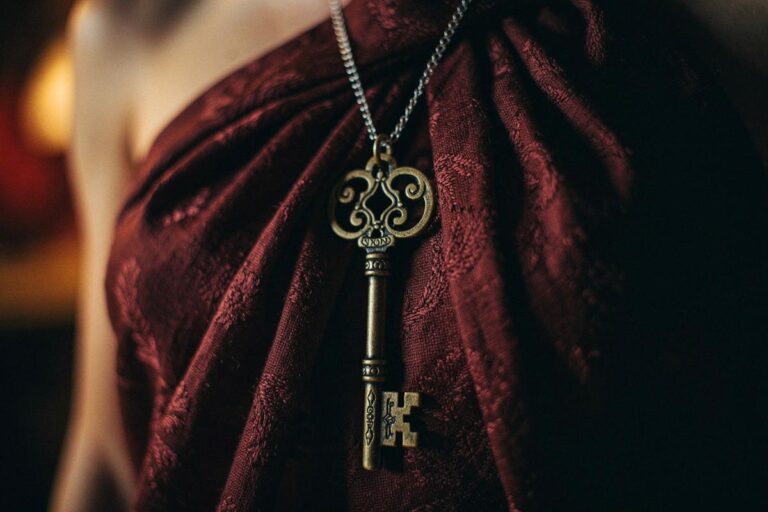 Ludzie zastanawiają się, dlaczego wszyscy noszą klucze jako biżuterię, specjaliści lifestyle'owi tłumaczą