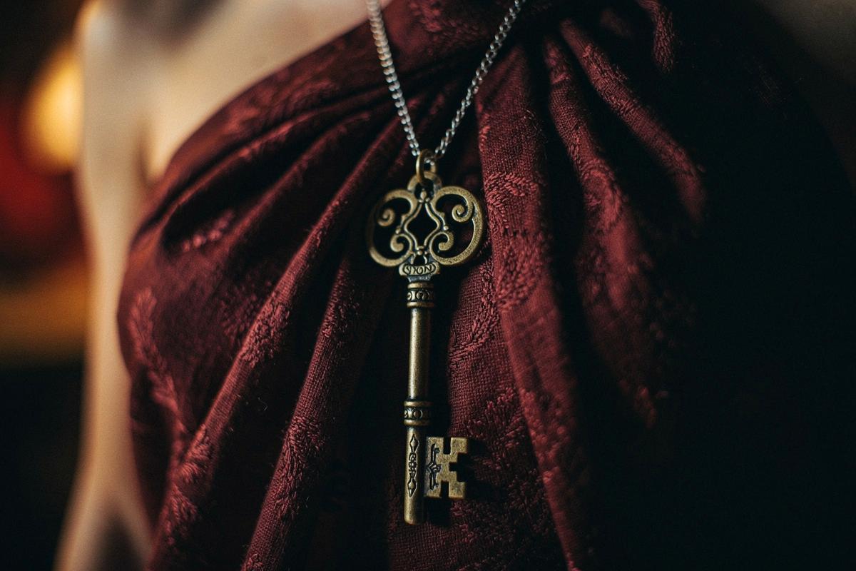 Ludzie zastanawiają się, dlaczego wszyscy noszą klucze jako biżuterię, specjaliści lifestyle’owi tłumaczą